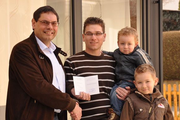 Preisübergabe des Gutscheins für einen Segelflug über die Gemeinde Ehringshausen durch den 1. Vorsitzenden Hans-Jürgen Kunz v.l. Hans-Jürgen Kunz, Marco Groh mit seinen Söhnen Falco (2 Jahre alt) und Marlon (6)