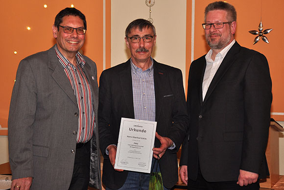 Der geehrte Manfred Schütz (mitte) mit dem Vorsitzenden Hans-Jürgen Kunz (l.) und dem 2. Vorsitzenden Hartmut Hubert